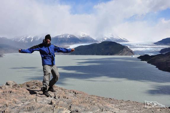 Brincando com o vento no mesmo mirante onde, 23 anos antes, estive para observar a geleira Grey, parque nacional Torres del Paine, no sul do Chile